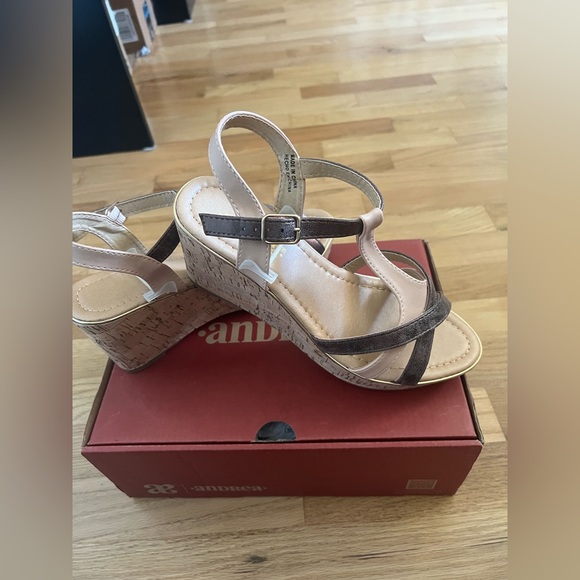 Andrea wedges, New in box - Picture 4 of 6